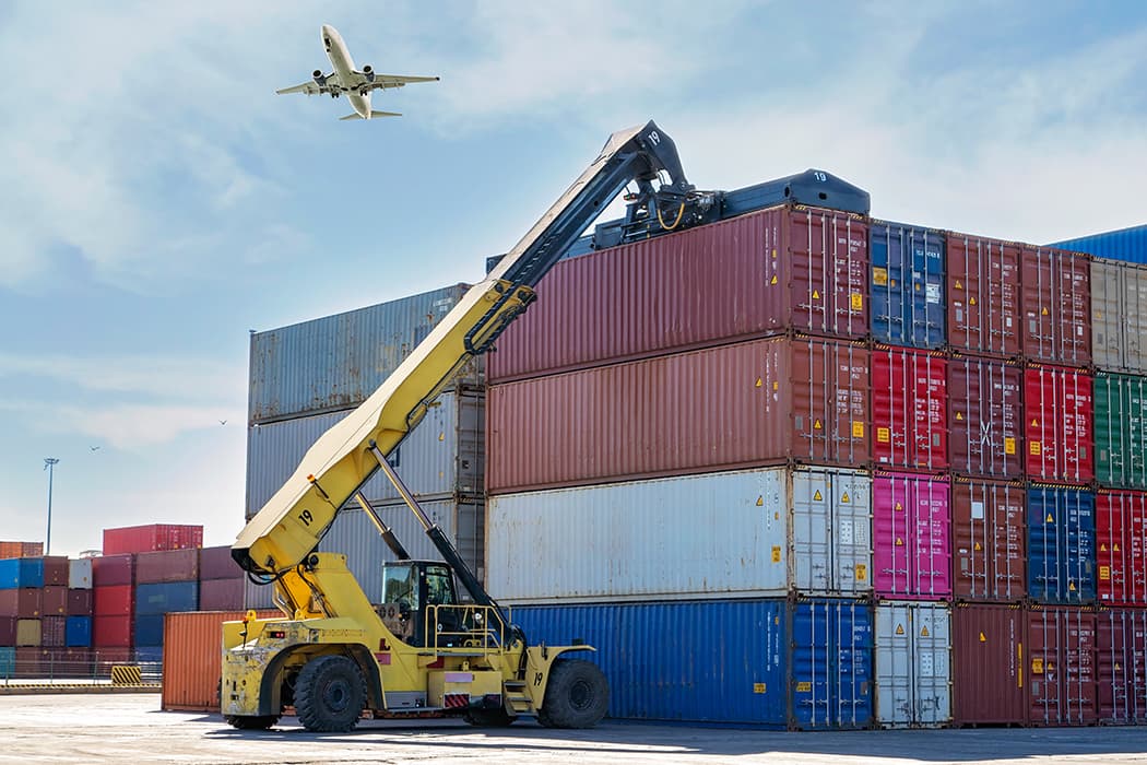 Global Forwarding shipping containers with a lift at port