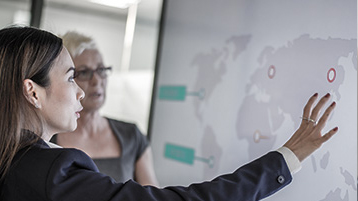 employees-analyzing-global-forwarding-map