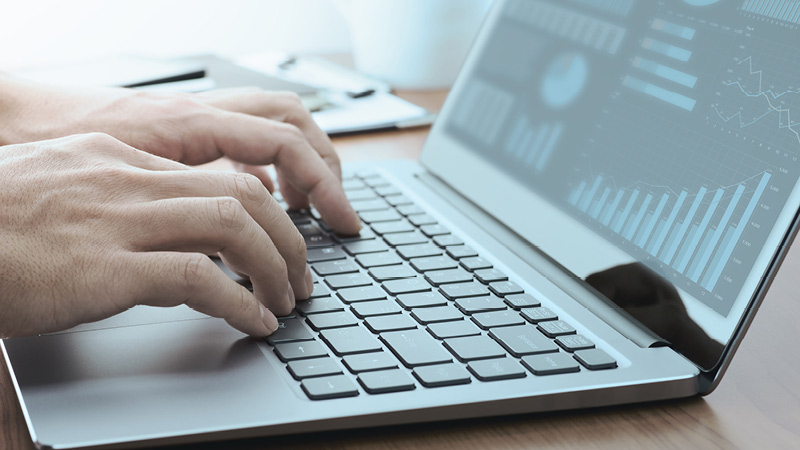 mani su una tastiera del computer portatile