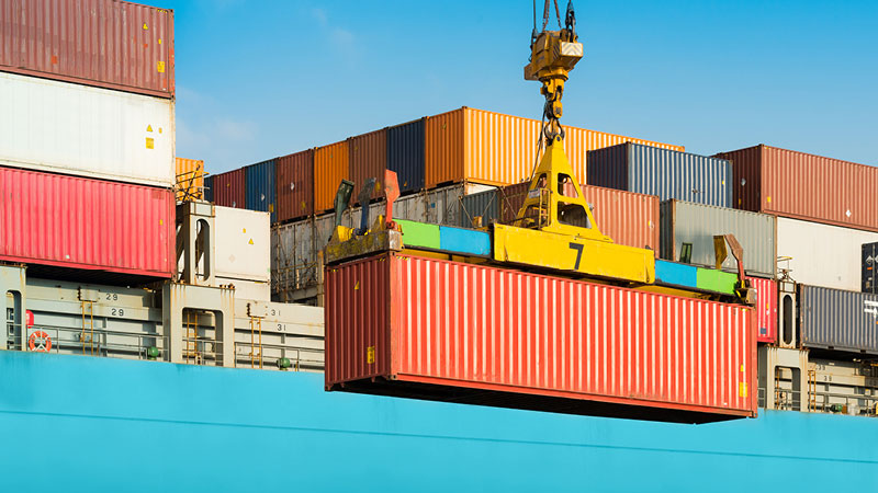 Container, der auf ein Seeschiff verladen wird