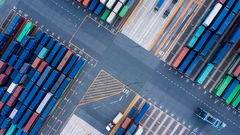 Luftbild der Container, die darauf warten, geladen zu werden