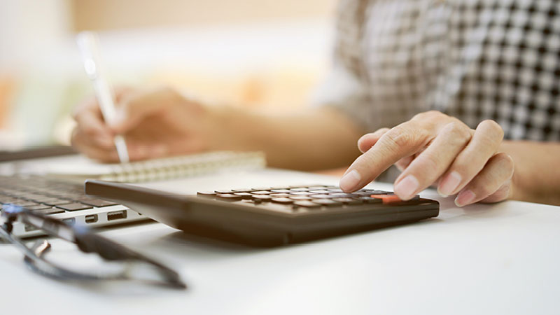 persona comprobando cifras en una calculadora