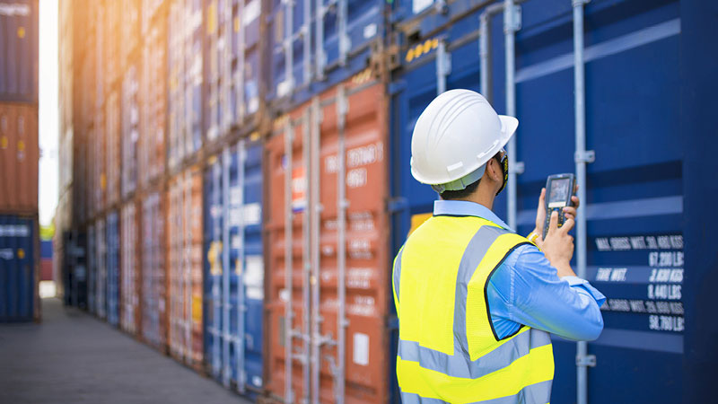 fonctionnaire du port inspectant des conteneurs