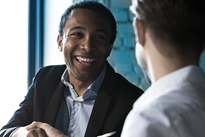 Men shaking hands: Embracing incoterms 2020